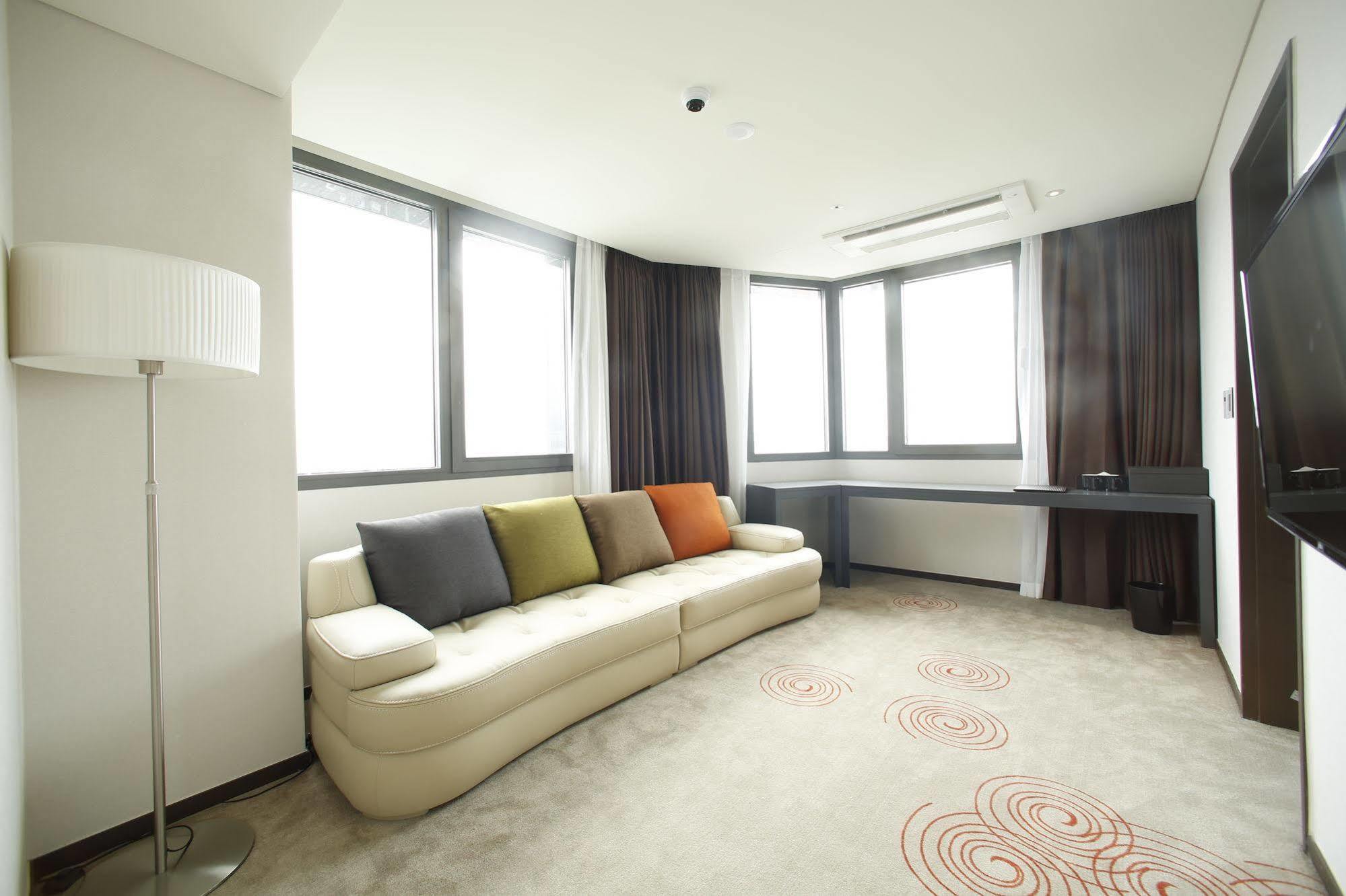 Golden Daisy Hotel مدينة سيوجويبو المظهر الخارجي الصورة